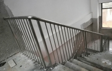 江西楼梯护栏是不锈钢的好还是锌钢的好